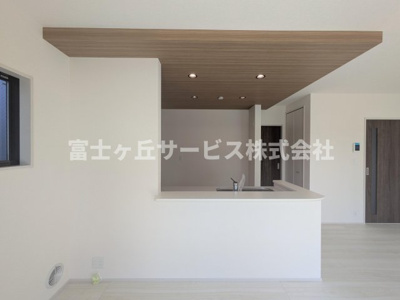 【キッチン】 | 袋井市上山梨 6期 新築一戸建て | 前から見たキッチンです