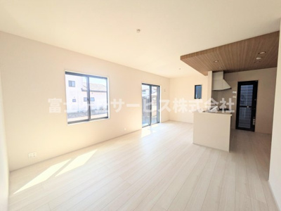 【居間・リビング】 | 袋井市上山梨 6期 新築一戸建て | リビングです