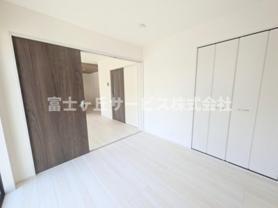 【洋室】 | 袋井市上山梨 6期 新築一戸建て | リビング横の洋室です