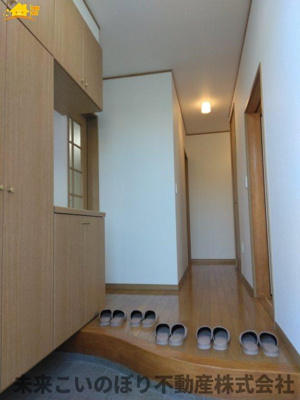 【玄関】 | 宮代町中古戸建て | とても広い玄関です♪
ご家族でお出かけの際もとても気持ちよく家を出られます。