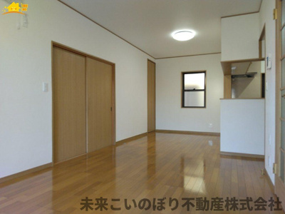 【居間・リビング】 | 宮代町中古戸建て | 一日の中で多くの時間を過すことになるリビングダイニングだからこそ、いつも穏やかな空間であることが必然。爽やかな通風と採光を存分に感じる事が出来る空間です。