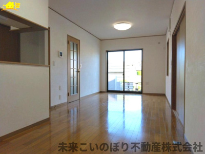 【居間・リビング】 | 宮代町中古戸建て | 広々とした解放間のあるリビングで、家族の会話も弾みますね！