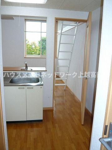 オレンジヒルズＪ１のキッチン|キッチン前（参考同型２０８号室室内写真）