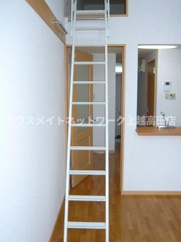 オレンジヒルズＪ１の設備|ロフト昇降用はしご（参考同型２０８号室室内写真）