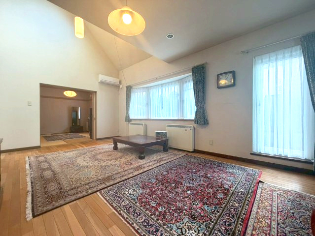 厚別東1条4丁目の居間・リビング|リビング別角度（2）！エアコン付きで季節を問わず快適にお過ごし頂けます！