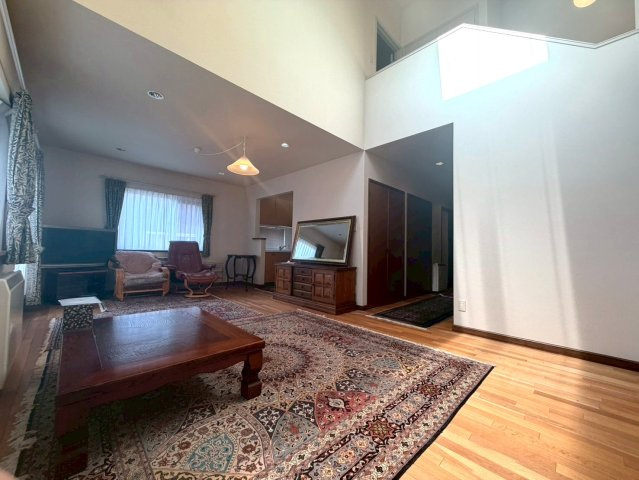 厚別東1条4丁目の居間・リビング|南向きで陽当たり良好なリビングは吹き抜けになっており明るく暖かい陽が差し込みます！