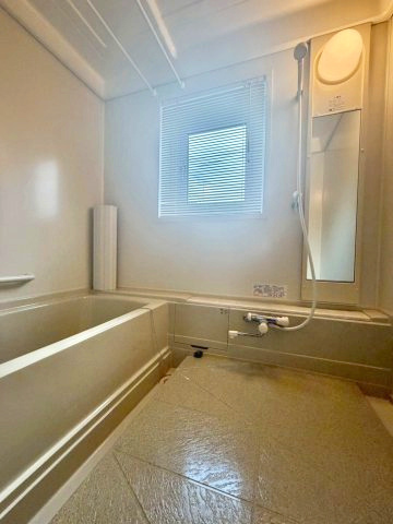 厚別東1条4丁目の浴室|窓付きで換気もばっちりです！