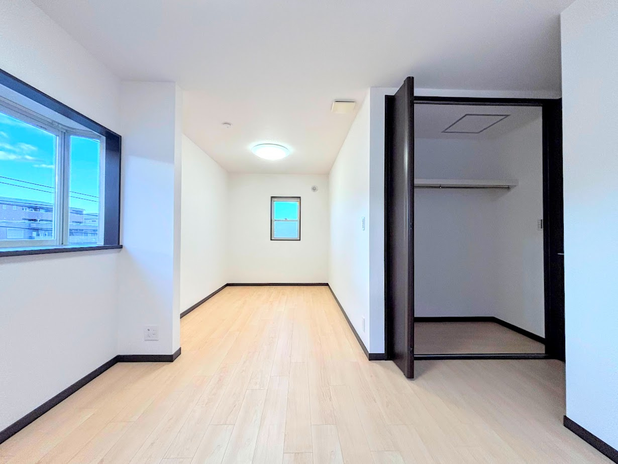 港南区上永谷６丁目　中古戸建ての洋室|◆柔らかい陽光が差し込む明るいお部屋を演出する設計。彩光の取れる窓が気持ちの良いお部屋を創り上げます。
