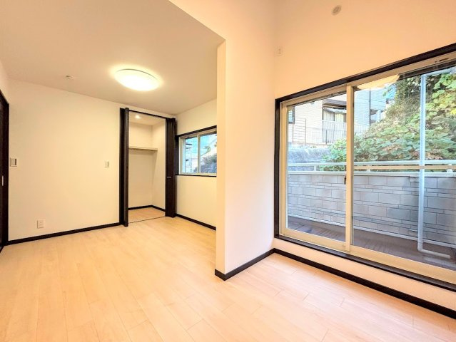 港南区上永谷６丁目　中古戸建ての洋室|◆室内はいつも明るい印象なので気持ちの良い朝を迎えられます。各部屋にはクローゼットを完備しており、収納が多いお家はすっきりして快適空間です。
