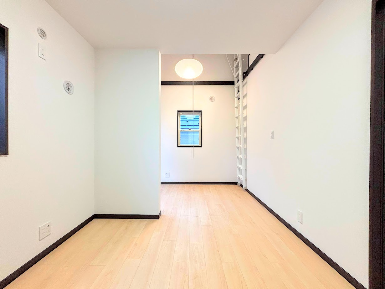 港南区上永谷６丁目　中古戸建ての洋室|◆気持ちの良い風が室内へ入り込む居室。家具を配置しても広々ご利用いただけます！！
