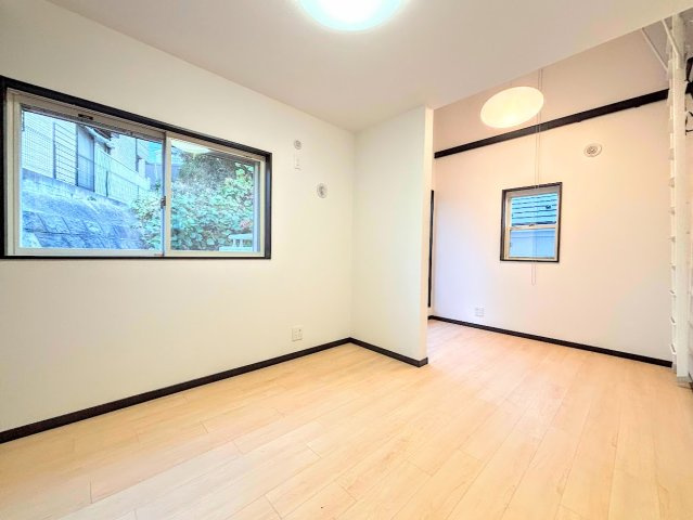 港南区上永谷６丁目　中古戸建ての洋室|◆子どものスタディ空間として、あるいは書斎やホビールームとして生活スタイルに合わせて使えるプライベートルーム。居心地のいい落ち着いたインテリアが似合います。
