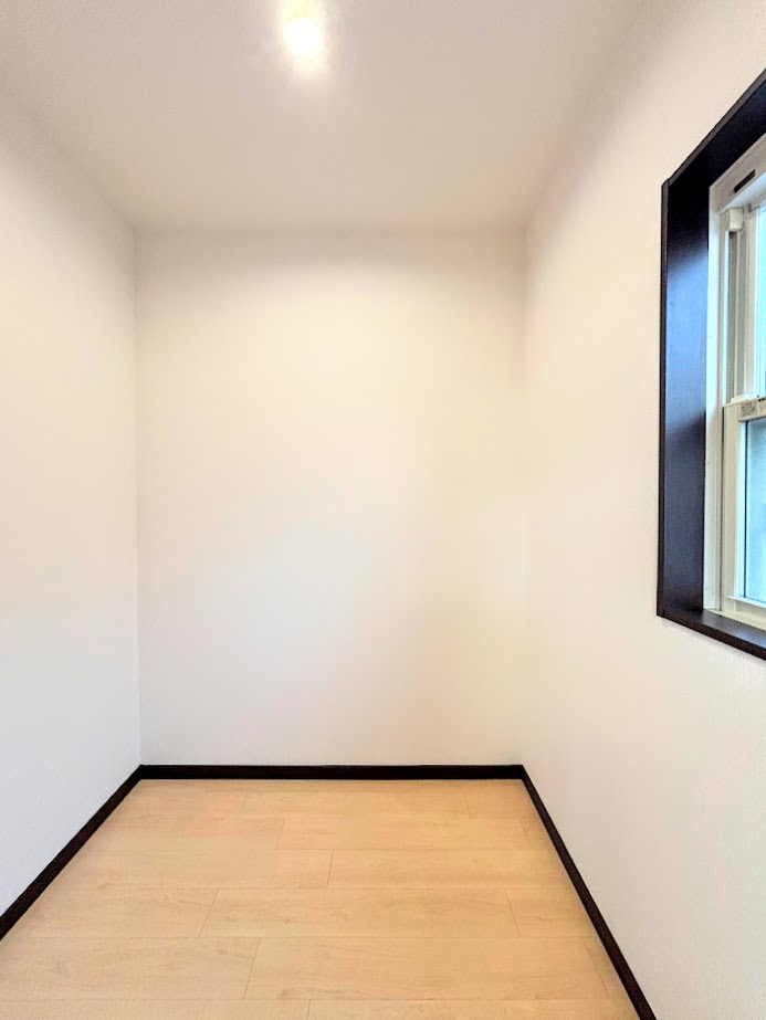 港南区上永谷６丁目　中古戸建ての収納|◆大容量のウォークインクローゼットがあれば、室内にタンスなどを置かなくて済み、室内がスッキリします！
