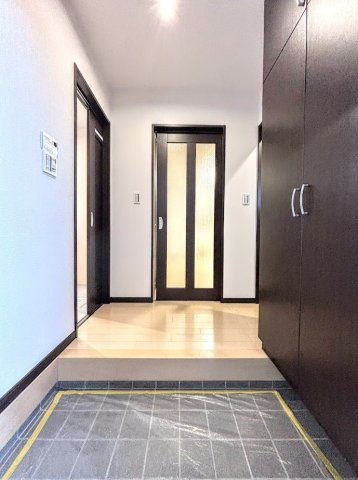 港南区上永谷６丁目　中古戸建ての玄関|◆明るい玄関です！散らかりやすい玄関もスッキリする大容量のシューズボックス付き。
