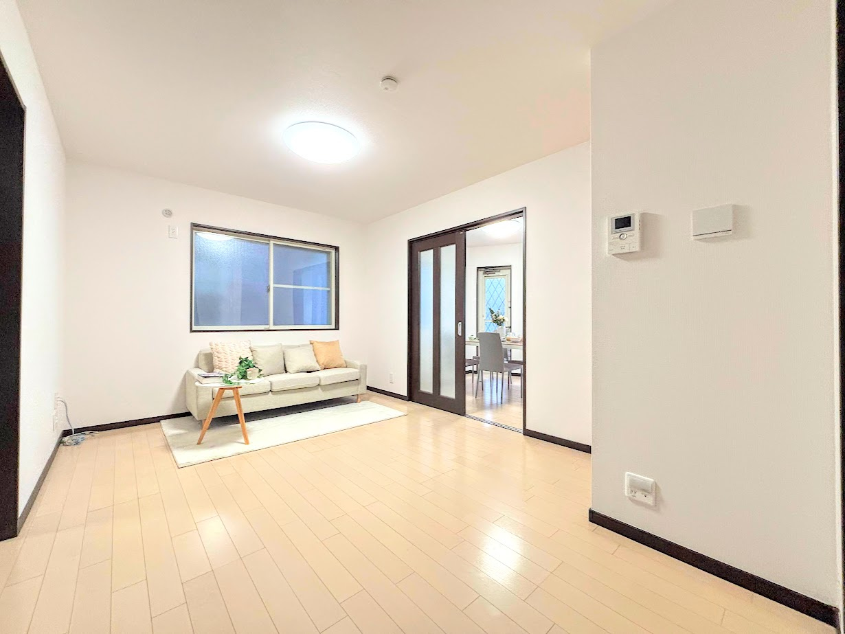 港南区上永谷６丁目　中古戸建ての居間・リビング|◆ご家族の会話がはずむ、開放的なＬＤＫです。休日はお陽さまの光をたっぷりととりこめるぽかぽかリビングで過ごしませんか？
