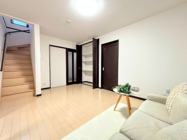 港南区上永谷６丁目　中古戸建ての居間・リビング|◆柔らかな色合いのフローリングと清潔感のあふれる白のクロスが明るい空間を創り出しているリビングダイニング。家族の集まる憩いの場にふさわしいです。
