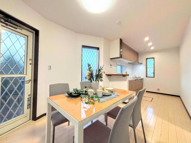 港南区上永谷６丁目　中古戸建ての居間・リビング|◆一家だんらんのスペースとなるＬＤＫ。窓から明るい光が差し込み、思わず家族の会話も弾む快適な空間。
