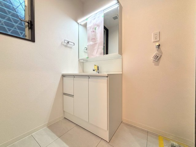 港南区上永谷６丁目　中古戸建ての独立洗面台|◆三面鏡裏や、シンクしたにも多数収納を備えた、広々とした洗面化粧台。窓のある明るい洗面所で毎日の身支度も気持ち良くお使い頂けます。
