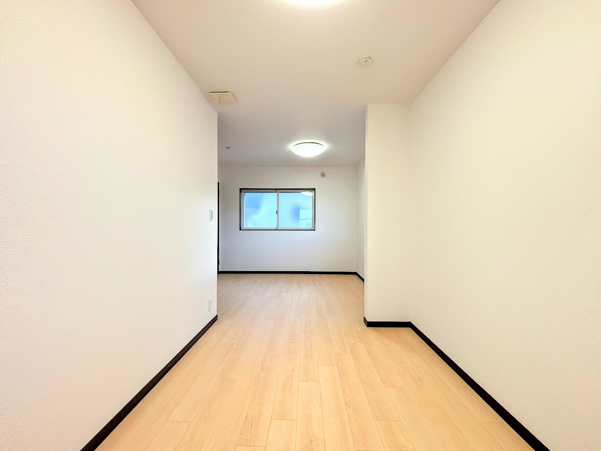 港南区上永谷６丁目　中古戸建ての洋室|◆感性を育むプライベートルームはシンプルでスマートな空間。好みの空間で読書をしたり、音楽を聞いたりと一人の時間も充実したものにできます。
