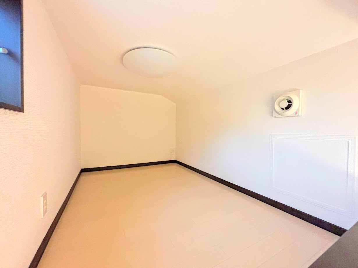 港南区上永谷６丁目　中古戸建ての収納|◆広々したロフトは窓付きで明るく、収納にはもちろん、お子様の遊び場、趣味のお部屋、ご主人の書斎など、多目的にお使いいただける便利な空間です。用途に合わせてお使い頂けます。
