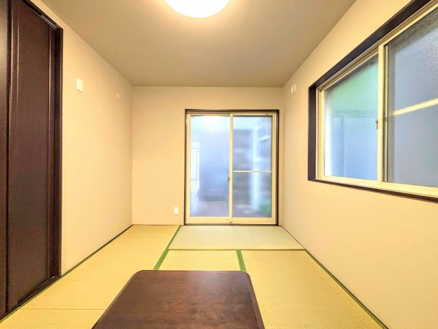 港南区上永谷６丁目　中古戸建ての和室|◆二面採光で、陽差しを長時間受ける事が出来る暖かい室内です。もちろん複層ガラスなので、遮音性にも優れ、結露も発生しにくい構造。サッシ周りのカビが発生しにくくなります。
