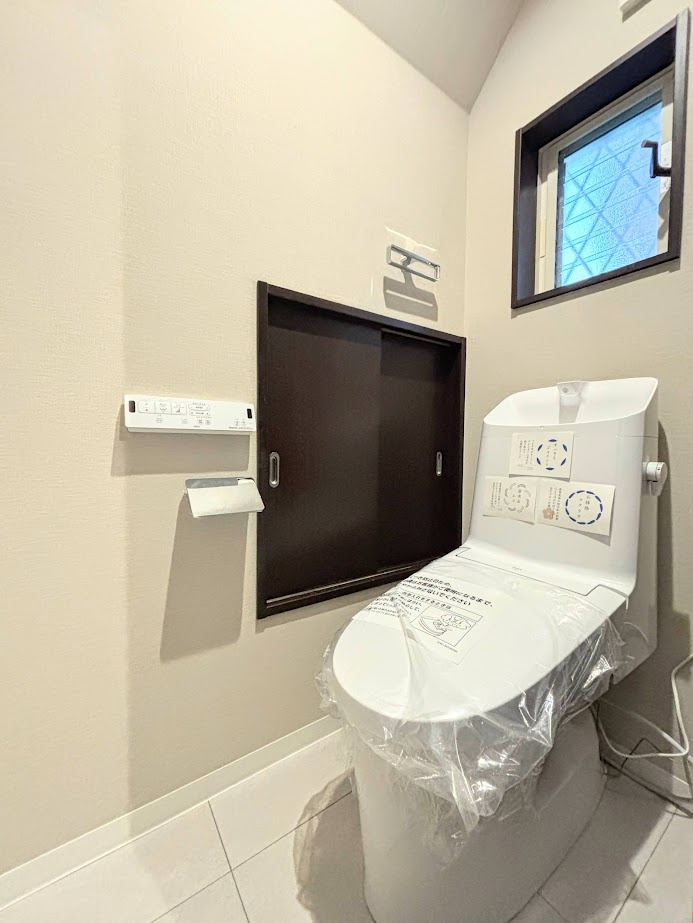 港南区上永谷６丁目　中古戸建てのトイレ|◆清潔感のある白を基調とした落ち着ける空間。小窓をもうけていますので、こもりやすい空気の入れ替えも簡単に行えますね！
