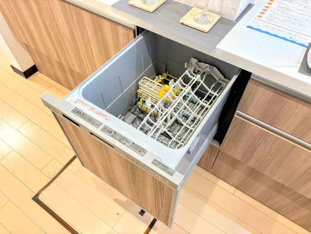 港南区上永谷６丁目　中古戸建てのその他|◆食後の食器洗いは食洗機にお任せ！ご家族と団らんの時間を。家事の時短に効果大の食洗器付き。高温洗浄、節水効果もございます。
