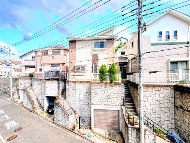 港南区上永谷６丁目　中古戸建ての外観|◆一戸建てを中心とした街並みが整然と続き、周辺は高い建物が建っていないので、緑の多い閑静な趣を感じる環境です。街並みや周辺環境も重要なポイントです！！
