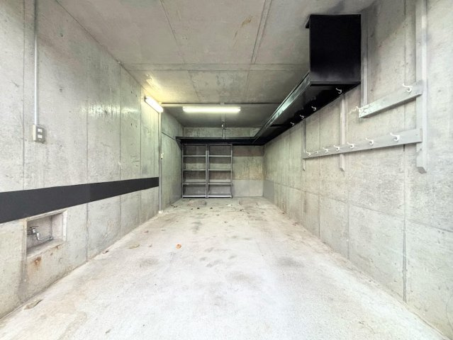 港南区上永谷６丁目　中古戸建ての駐車場|◆大切なお車の維持管理に便利な地下車庫。雨や風をしのげる駐車場です。
