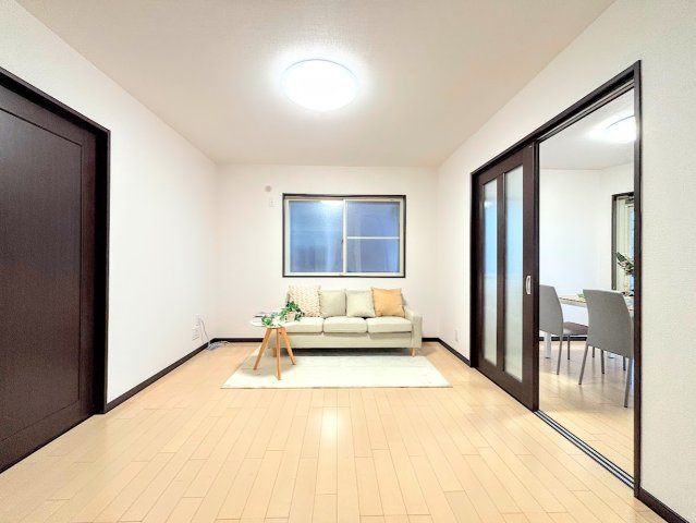 港南区上永谷６丁目　中古戸建ての居間・リビング|◆家族で食卓を囲むダイニングスペースと、ソファでゆったりくつろぐリビングスペースがしっかり区切られているので家具の配置や用途を使いわけしやすいです。
