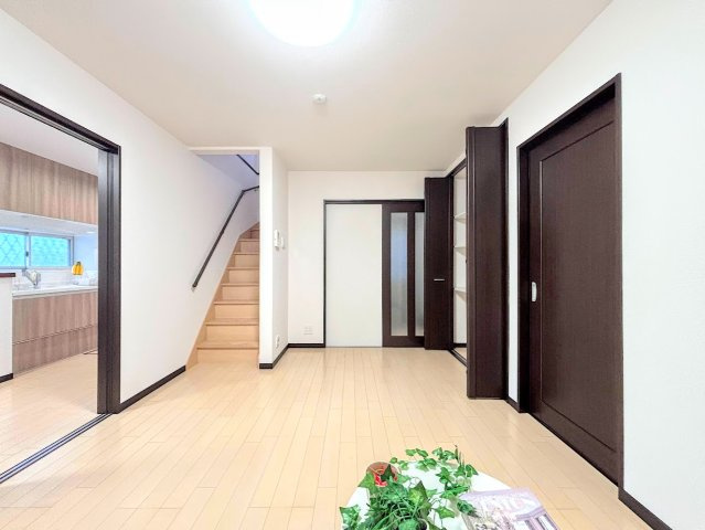 港南区上永谷６丁目　中古戸建ての居間・リビング|◆リビングは一日中太陽の光が射し込みます。家族が集まる空間は、自然と笑顔が溢れます！
