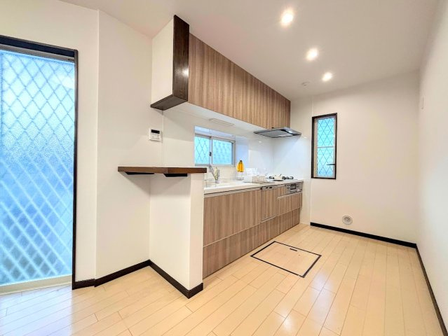 港南区上永谷６丁目　中古戸建てのキッチン|◆デザイン性と機能性を兼ね備えたキッチンです。リビングスペースとの一体感が生まれ、広々空間を演出してくれます。

