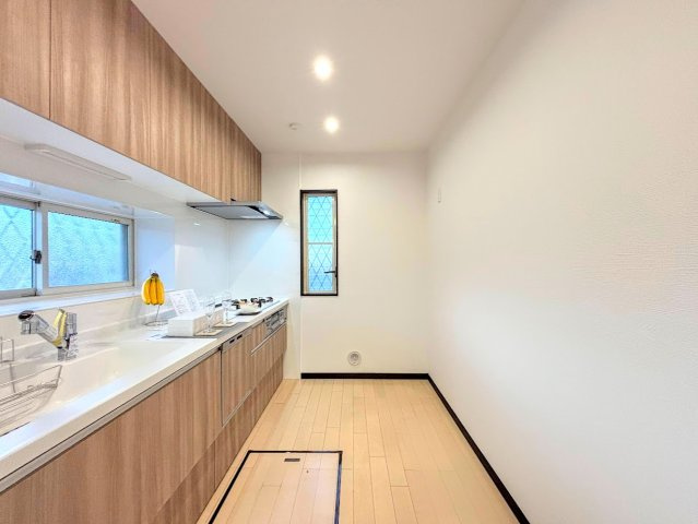 港南区上永谷６丁目　中古戸建てのキッチン|◆ご家族みんなで調理ができる位のスペースを実現したキッチン空間となっております。みんなで作った料理を召し上がりながらの会話は、どのような物になるのでしょうか。
