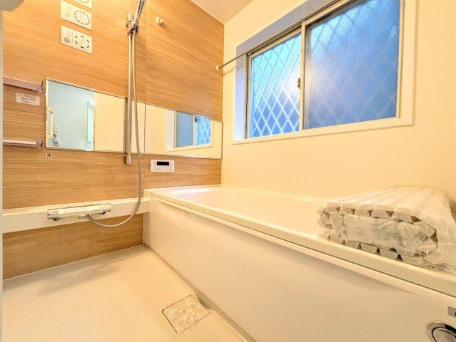 港南区上永谷６丁目　中古戸建ての浴室|◆お子様と一緒にバスタイムを楽しめる広々空間。浴室乾燥機付で心地よいバスタイムを実現します。
