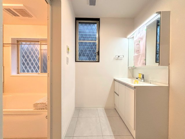 港南区上永谷６丁目　中古戸建ての洗面所|◆毎日使う場所だから、機能的で使いやすさに配慮したパウダールーム。すっきりと使えるように収納も豊富にご用意しています。
