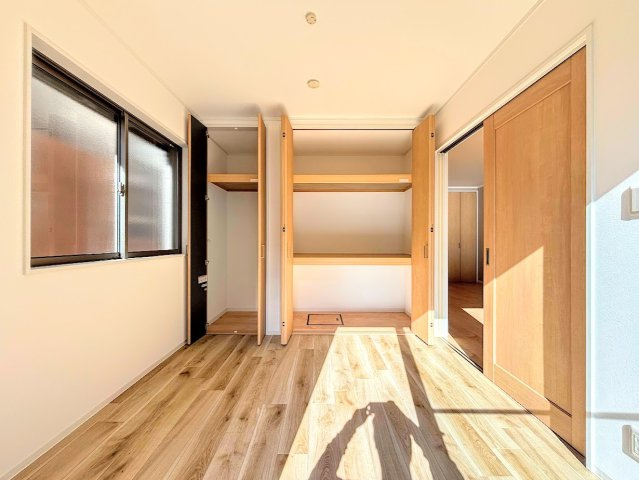 戸塚区汲沢町　中古戸建ての洋室|◆柔らかい陽光が差し込む明るいお部屋を演出する設計。彩光の取れる窓が気持ちの良いお部屋を創り上げます。
