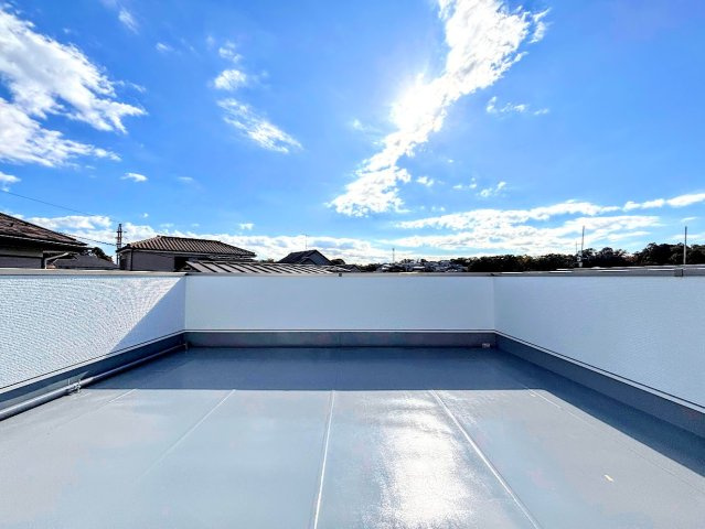 戸塚区汲沢町　中古戸建てのバルコニー|◆一息つくための憩いの場として。お洗濯ものを干す空間として。ガーデニングエリアとして。多様にご利用いただける空間です。
