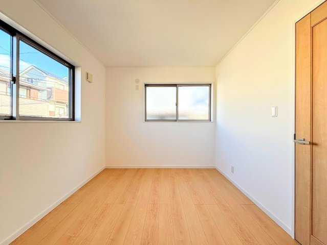 戸塚区汲沢町　中古戸建ての洋室|◆二面採光で、陽差しを長時間受ける事が出来る暖かい室内です。もちろん複層ガラスなので、遮音性にも優れ、結露も発生しにくい構造。サッシ周りのカビが発生しにくくなります。
