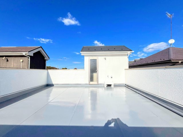 戸塚区汲沢町　中古戸建てのバルコニー|◆ルーフバルコニーにコンセント、水道、ライトを設けました。水遊び、家庭菜園、BBQ等家族団欒の時間をお過ごしいただけます。
