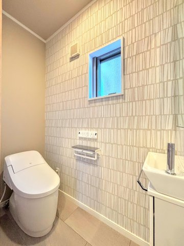 戸塚区汲沢町　中古戸建てのトイレ|◆清潔感のある白を基調とした落ち着ける空間。小窓をもうけていますので、こもりやすい空気の入れ替えも簡単に行えますね！
