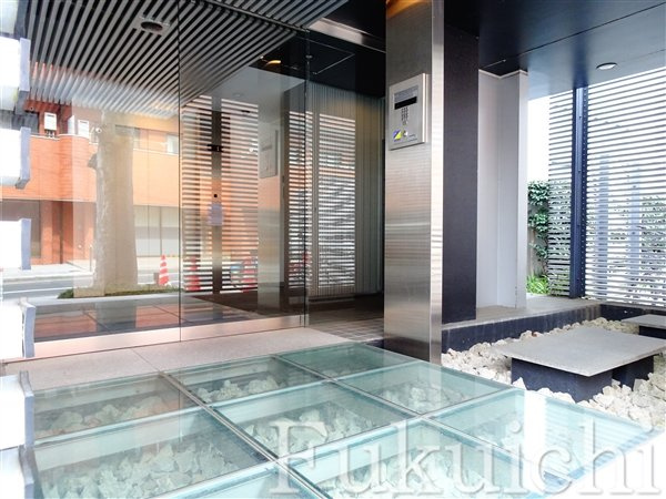 カスタリア目黒鷹番のエントランス