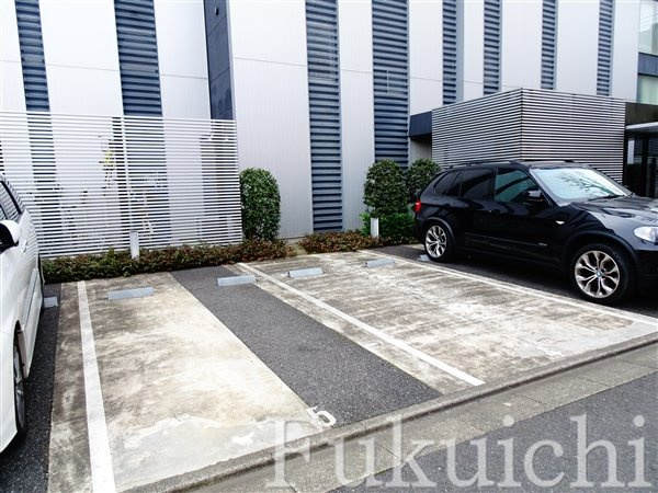 カスタリア目黒鷹番の駐車場