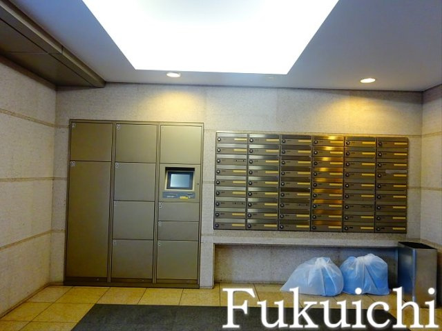 ルーブル学芸大学七番館のエントランス