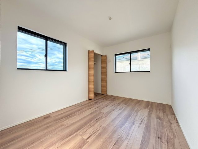 戸塚区汲沢町　新築戸建ての洋室|◆室内はいつも明るい印象なので気持ちの良い朝を迎えられます。各部屋にはクローゼットを完備しており、収納が多いお家はすっきりして快適空間です。
