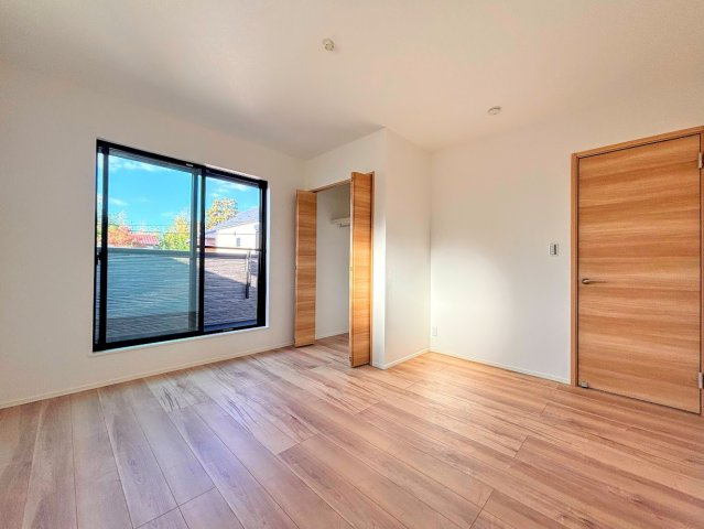 戸塚区汲沢町　新築戸建ての洋室|◆子どものスタディ空間として、あるいは書斎やホビールームとして生活スタイルに合わせて使えるプライベートルーム。居心地のいい落ち着いたインテリアが似合います。
