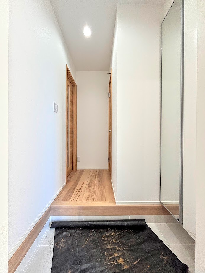 戸塚区汲沢町　新築戸建ての玄関|◆明るい玄関です！散らかりやすい玄関もスッキリする大容量のシューズボックス付き。
