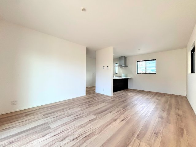 戸塚区汲沢町　新築戸建ての居間・リビング|◆ご家族の会話がはずむ、開放的なＬＤＫです。休日はお陽さまの光をたっぷりととりこめるぽかぽかリビングで過ごしませんか？
