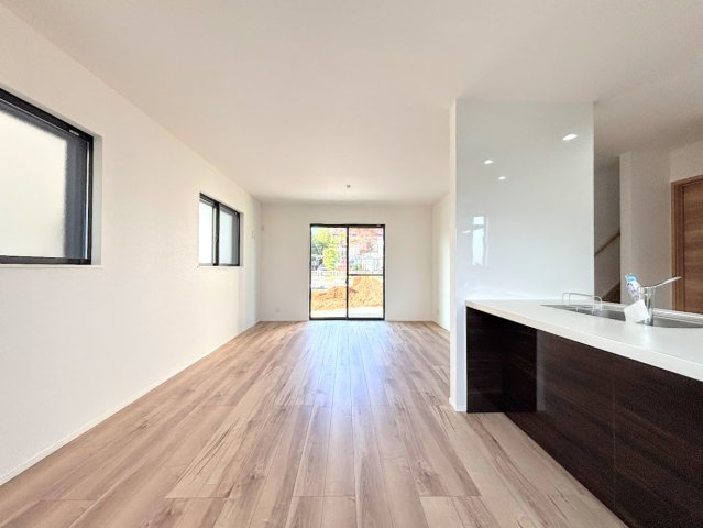 戸塚区汲沢町　新築戸建ての居間・リビング|◆広々としたリビング・ダイニングは、シックでモダンな内装。落ち着いた雰囲気に包まれて、伸びやかな空間のなかで、ゆったりと家族団らんのひとときを過ごせます。
