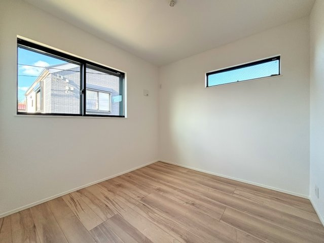 戸塚区汲沢町　新築戸建ての洋室|◆二面採光で、陽差しを長時間受ける事が出来る暖かい室内です。もちろん複層ガラスなので、遮音性にも優れ、結露も発生しにくい構造。サッシ周りのカビが発生しにくくなります。
