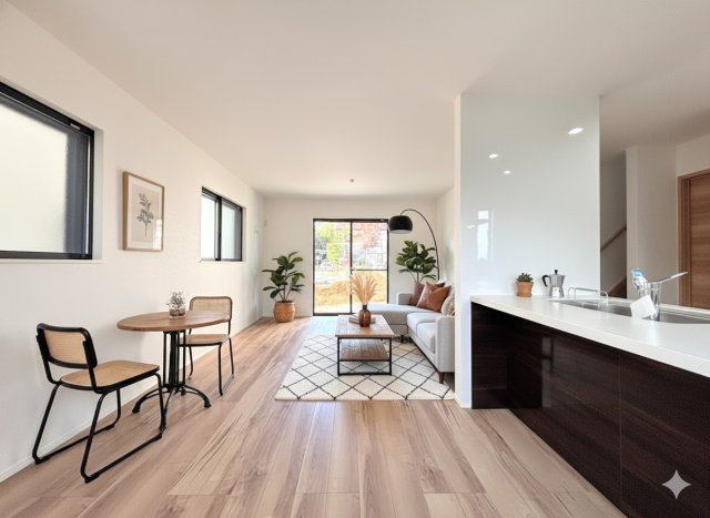 戸塚区汲沢町　新築戸建ての居間・リビング|◆家族で食卓を囲むダイニングスペースと、ソファでゆったりくつろぐリビングスペースがしっかり区切られているので家具の配置や用途を使いわけしやすいです。
