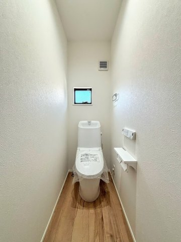 戸塚区汲沢町　新築戸建てのトイレ|◆清潔感のある白を基調とした落ち着ける空間。小窓をもうけていますので、こもりやすい空気の入れ替えも簡単に行えますね！
